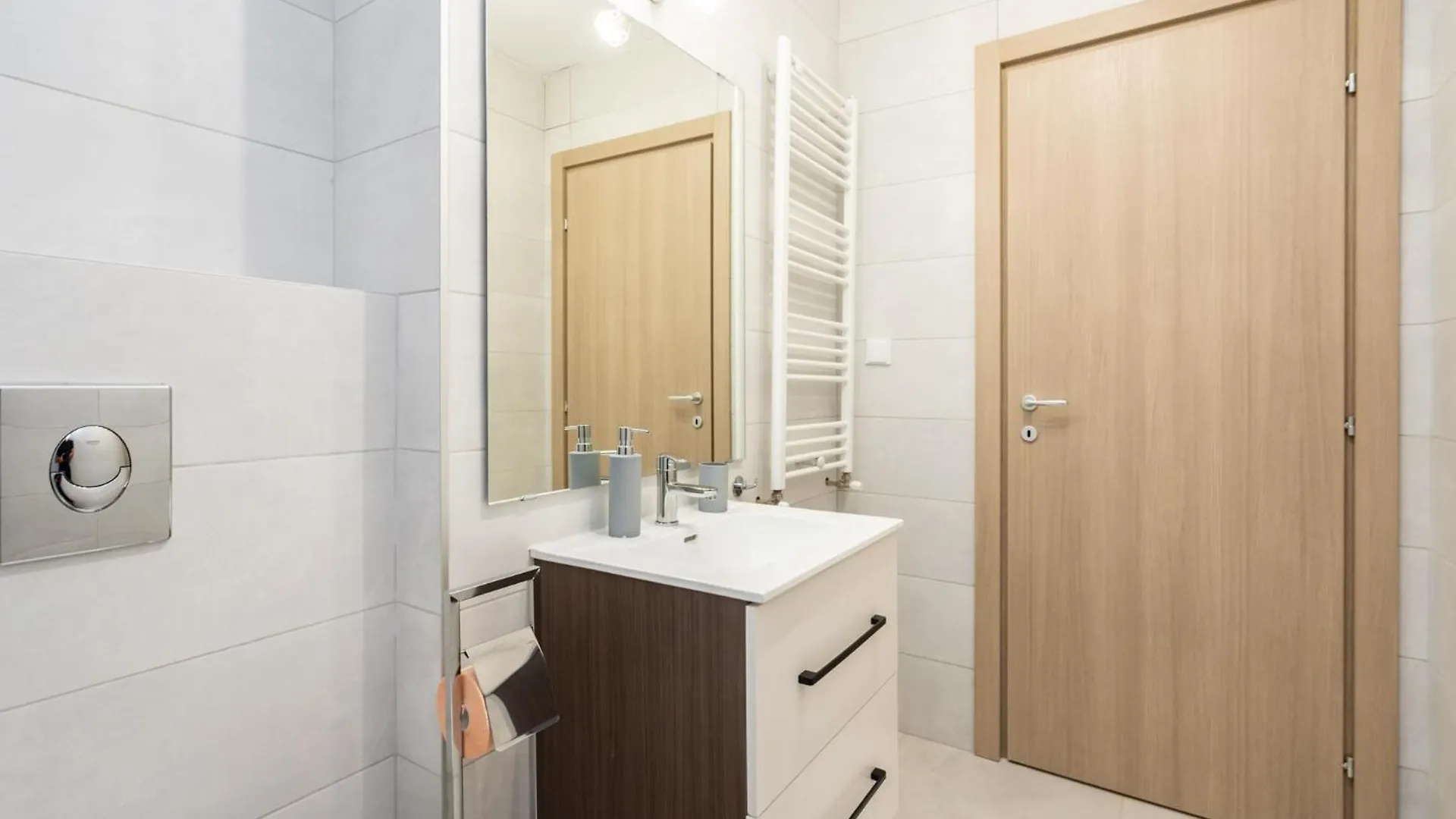Beautiful Apartment With Private Parking And Balcony Bucharest