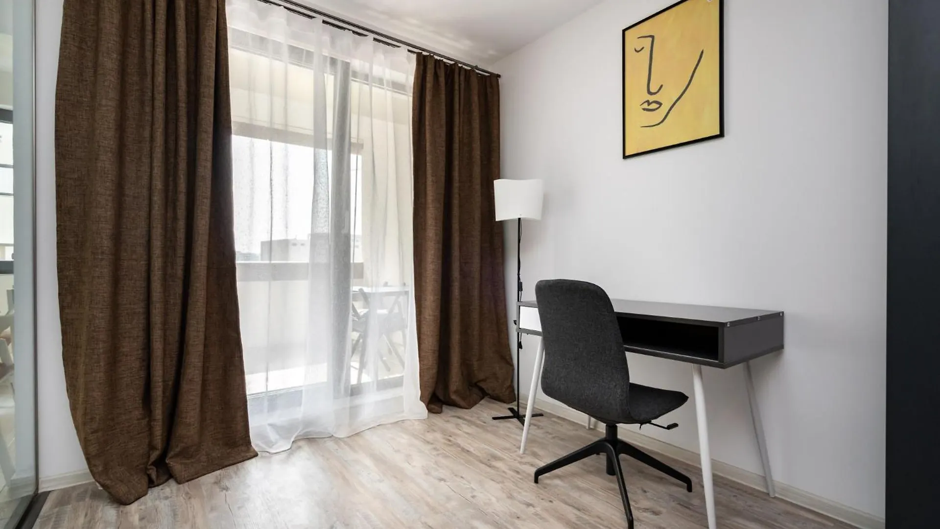 Beautiful Apartment With Private Parking And Balcony Bucharest