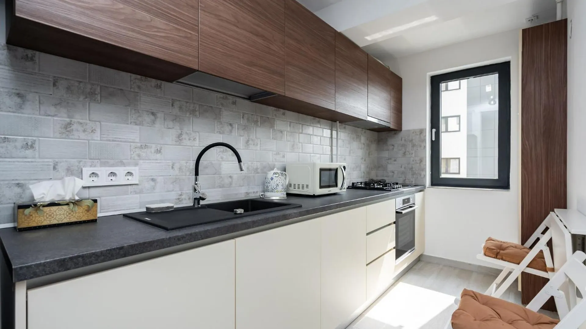 Beautiful Apartment With Private Parking And Balcony Bucharest