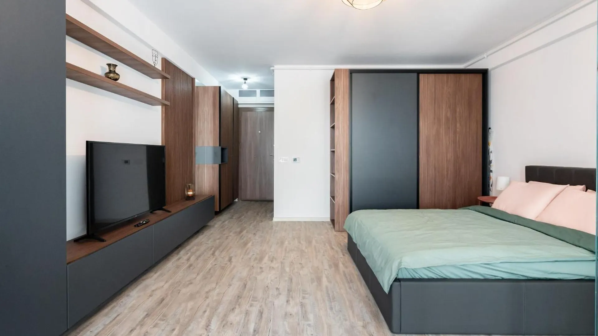 Beautiful Apartment With Private Parking And Balcony Bucharest