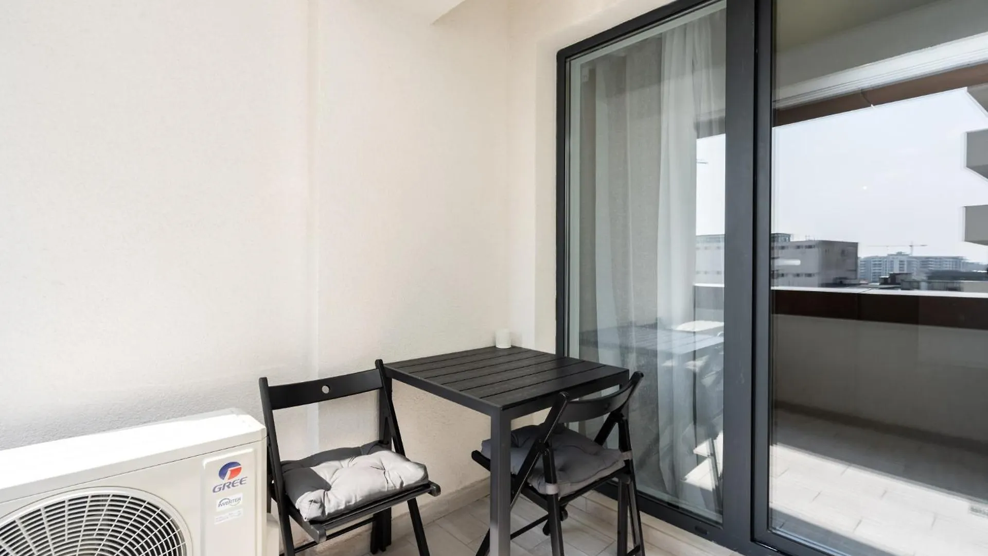 Beautiful Apartment With Private Parking And Balcony Bucharest