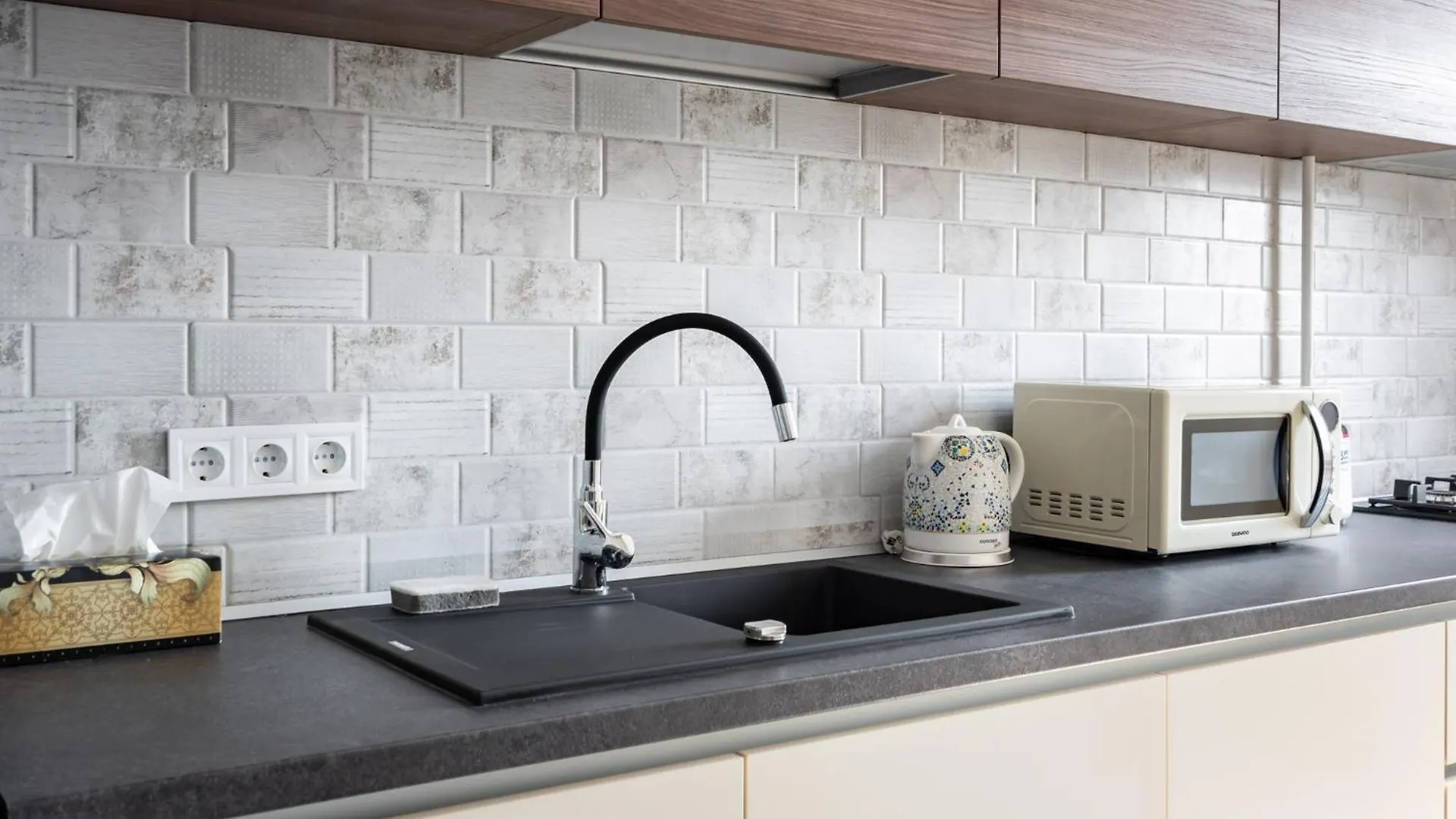 Beautiful Apartment With Private Parking And Balcony Bucharest