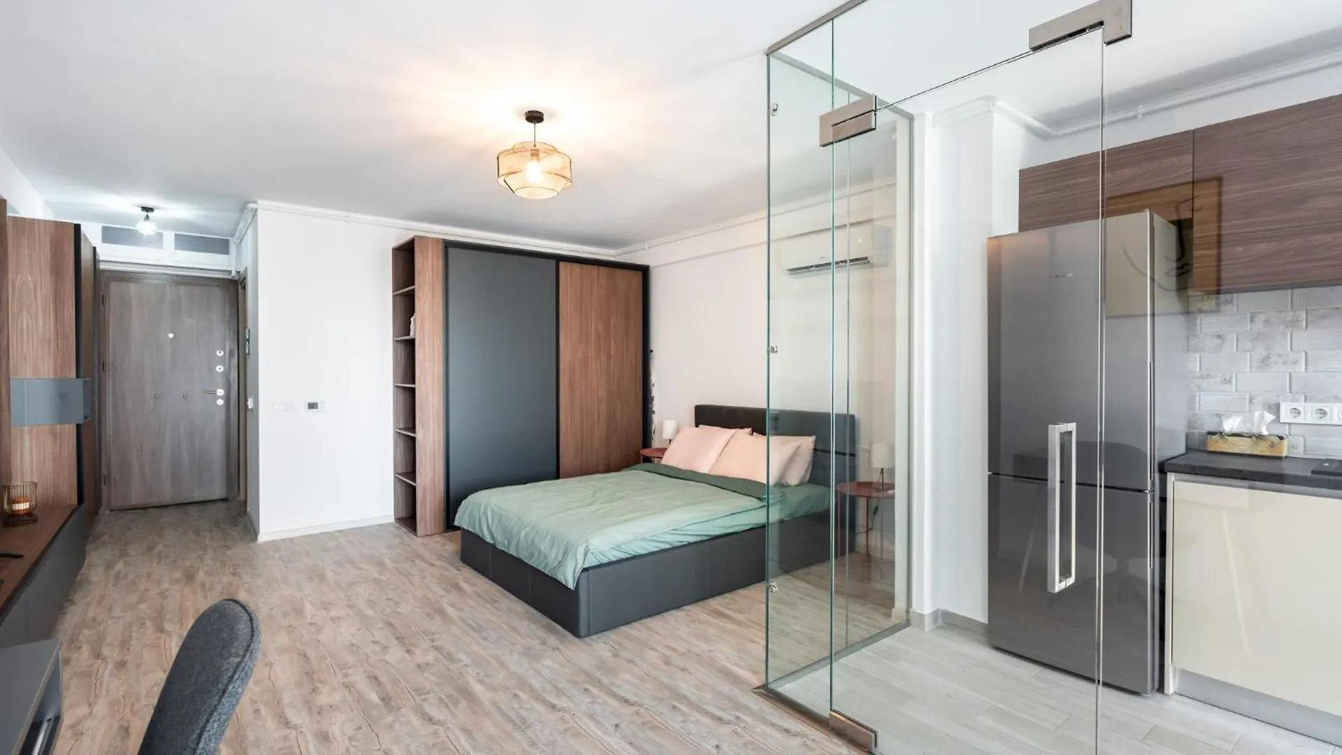 Beautiful Apartment With Private Parking And Balcony Bucharest